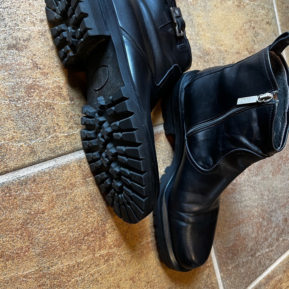 Women boot size 6.5 Gianni Versace